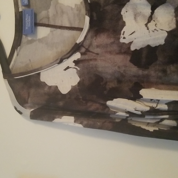 Simply Vera, Vera Wang top. - Picture 3 of 9